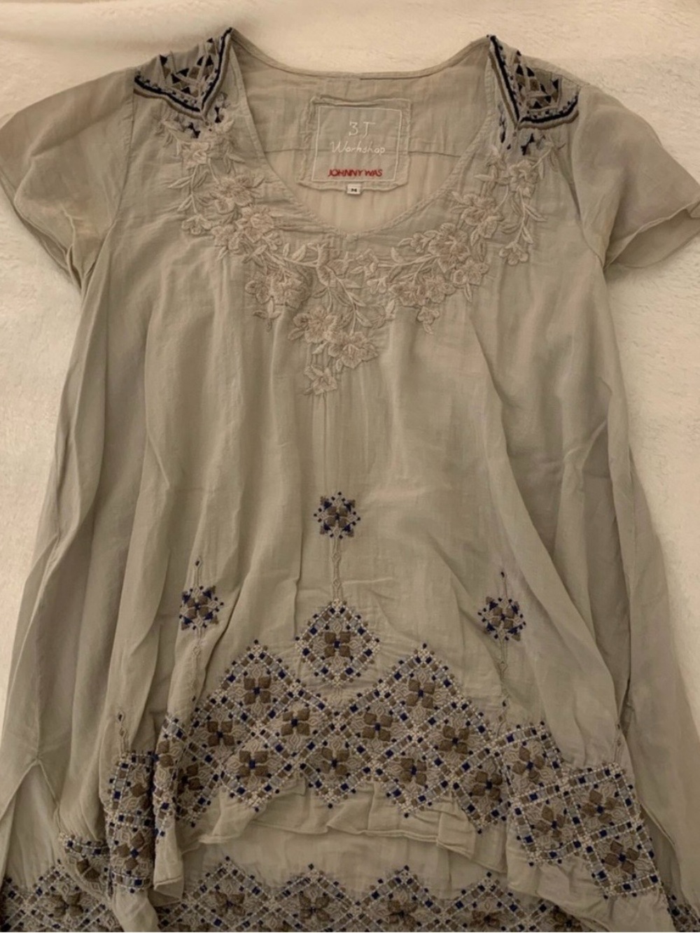 Johnny Was Light Gray Embroidered Scoop-Neck Tunic with Navy Accents